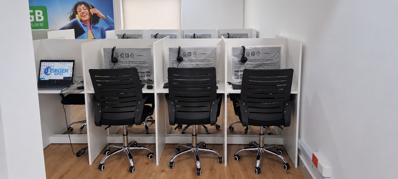 Estación de trabajo con laptops en alquiler para call center